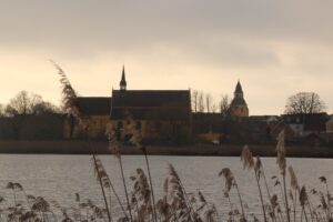 Helligåndskirken og Klokketårnet i Faaborg set fra Sundvejen