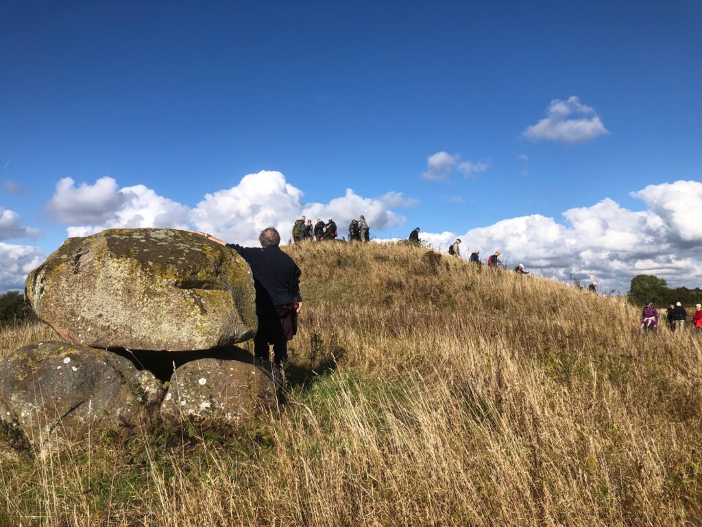 Mennesker ved en gravhøj